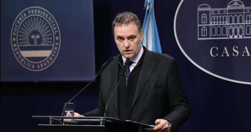 Adorni anuncioacute que recortaron 1500 empleados de Aeroliacuteneas Argentinas