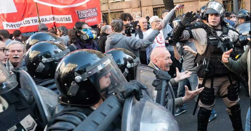 Corte de traacutensito e incidentes en la marcha piquetera contra el veto de la ley jubilatoria