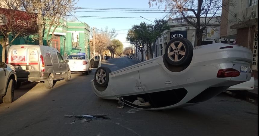 Vuelco en pleno centro de Santa Rosa- la alcoholemia dio positiva