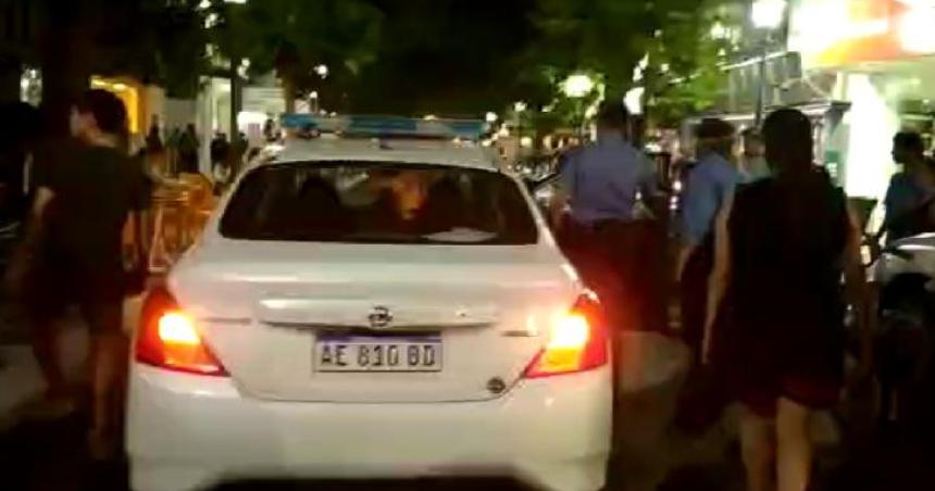 Pelea de chicas- empezaron frente a un boliche y la siguieron en la plaza