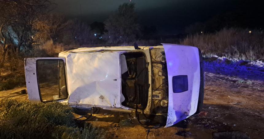 Un menor roboacute un auto lo volcoacute y lo abandonoacute