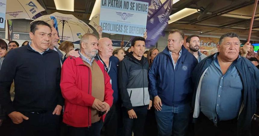 Los gremios aeronaacuteuticos paran el viernes por 24 horas