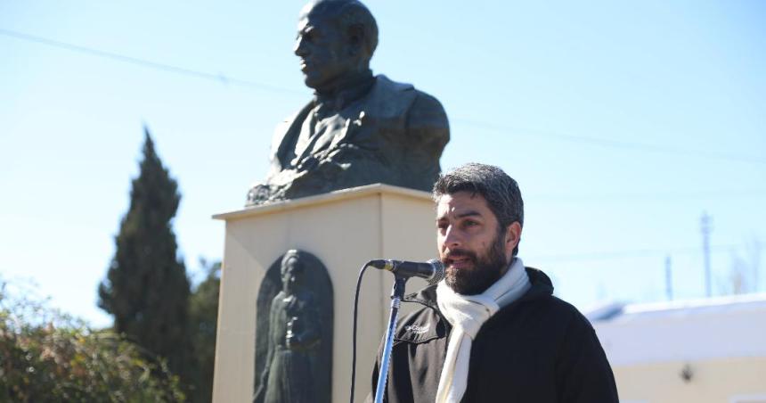 Diacutea del maestro en Pico- el reclamo de autoconvocados se coloacute en el acto oficial