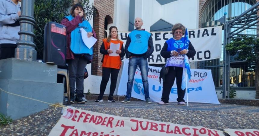 La Multisectorial se movilizoacute en Pico contra el ajuste de Milei