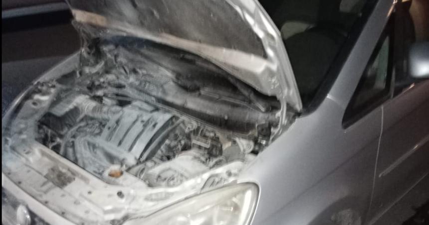 Llegoacute de visita desde Ataliva Roca y le prendieron fuego el auto