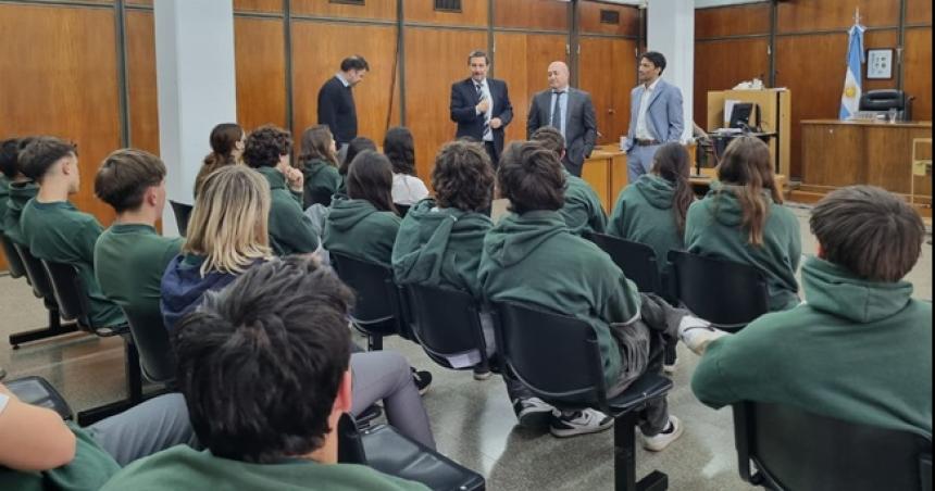 Estudiantes de General Pico presenciaron un debate oral 