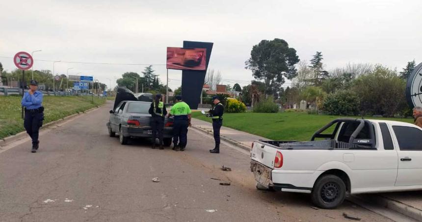 Un automoacutevil chocoacute contra un vehiacuteculo estacionado en la Circunvalacioacuten