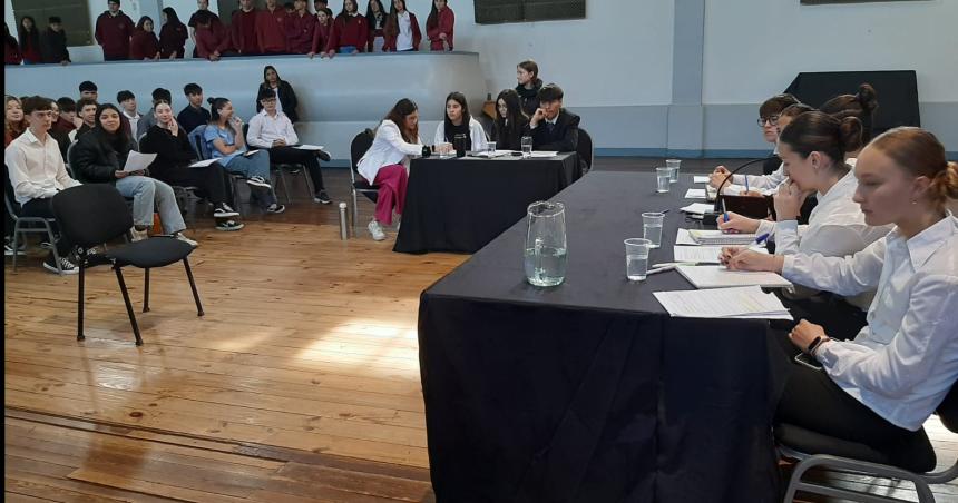 Con una simulacioacuten estudiantes de Catriloacute vivenciaron un juicio 