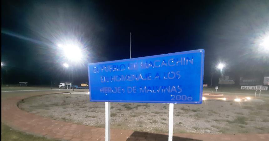 El cartel de un monumento por Malvinas despintado y casi inuacutetil 