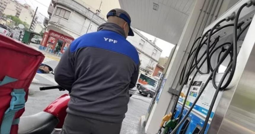 YPF anuncioacute que bajaraacuten 1-en-porciento- la nafta y 2-en-porciento- el gasoil