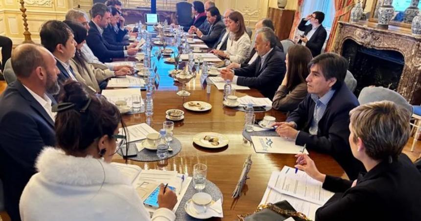 Los gobernadores de las provincias mineras ya estaacuten en Londres en busca de inversiones