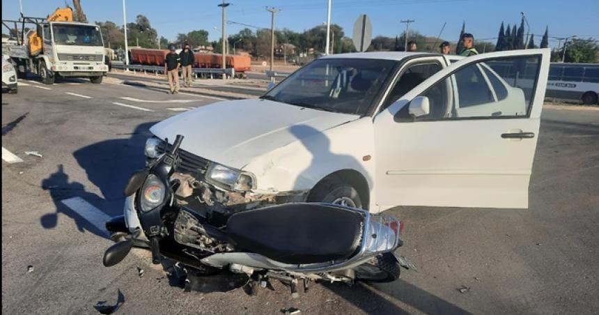 Un motociclista herido por un choque en la Travesiacutea Urbana de Acha