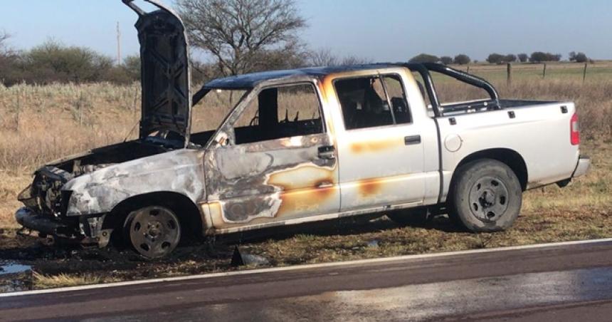 Una camioneta se incendioacute sobre la Ruta Nacional 35
