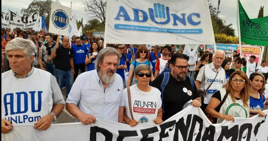 Docentes y trabajadores de la UNLPam en marcha patagoacutenica en defensa de la universidad