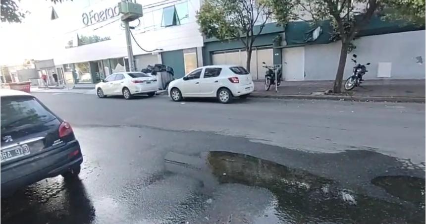 Arreglaron la grieta que se abrioacute el asfalto por una peacuterdida de agua