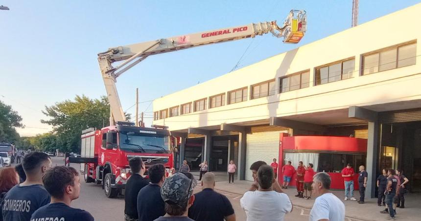 Llegoacute el hidroelevadoral cuartel de Bomberos