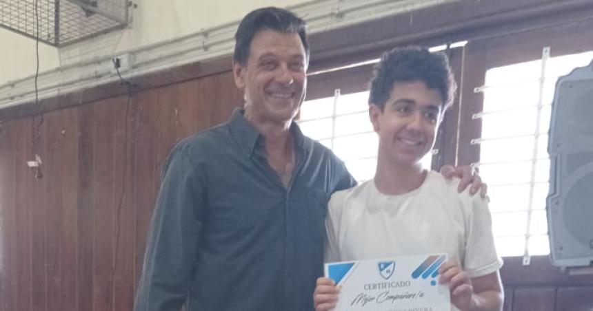 El meacuterito de ser elegido Mejor Compantildeero por tercer antildeo consecutivo
