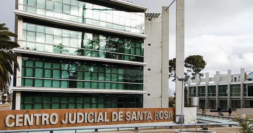 Impiden salir del paiacutes a un padre incumplidor de cuota alimentaria