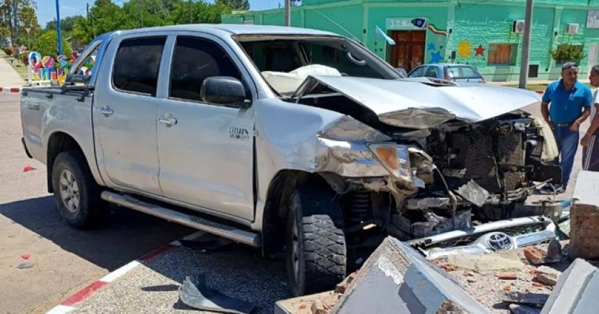 Una camioneta se incrustoacute en el monumento al fundador en Teleacuten