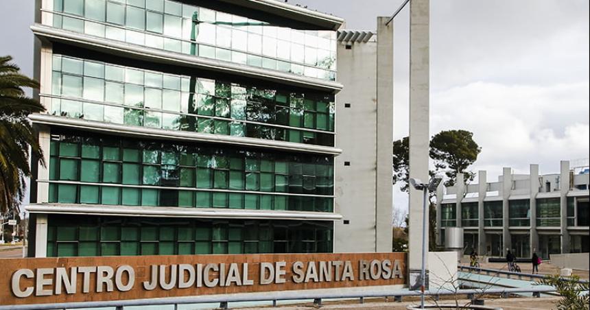 El TIP redujo la pena a un policiacutea condenado por vejaciones y lesiones graves