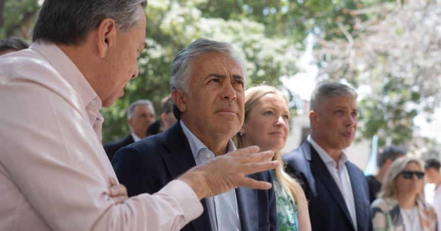 Mendoza contratoacute un estudio portentildeo para el juicio por el Atuel