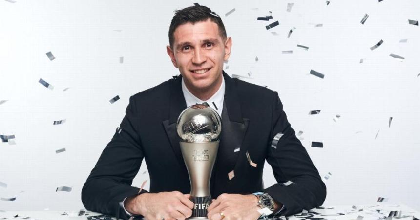 Dibu Martiacutenez ganoacute por segunda vez el premio The Best a mejor arquero del mundo
