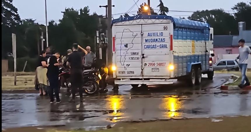 En medio de la lluvia otro siniestro vial en la Avenida Peroacuten