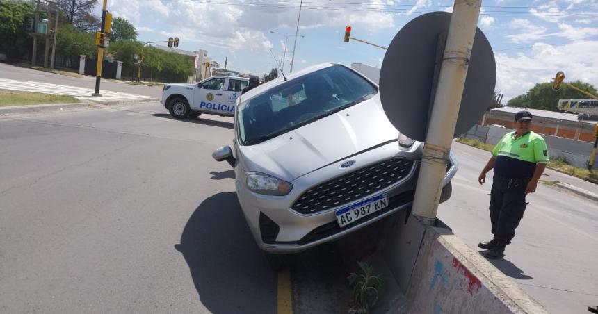 Se distrajo y terminoacute sobre el muro de la Circunvalacioacuten
