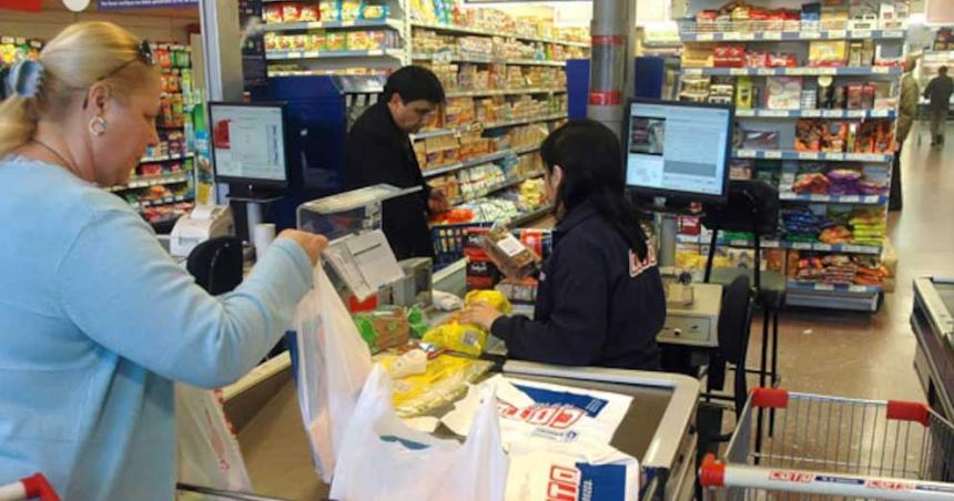 Desde hoy los tickets en los grandes comercios deberaacuten detallar los impuestos que pagan los consumidores
