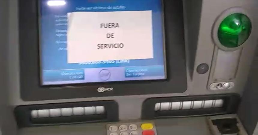 Quejas por la salida de servicio de los cajeros en el Banco Nacioacuten