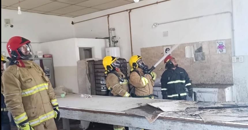 Incendio en la panaderiacutea municipal de Quehueacute
