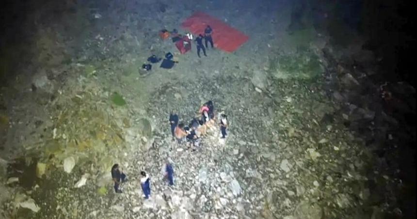 Con un dron rescataron a una familia pampeana varada en el cantildeoacuten del Diamante