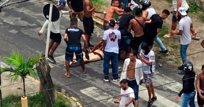 Violencia en Brasil- la brutal pelea entre hinchas que dejoacute 12 heridos y un castigo histoacuterico