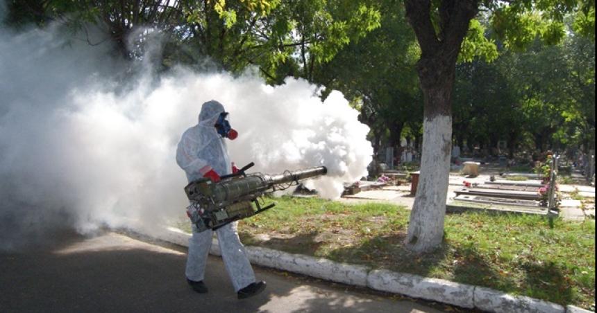 Jornada de fumigacioacuten contra el dengue en Pico