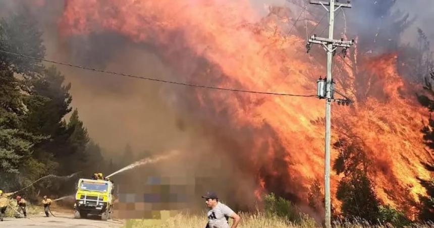 El fuego en El Bolsoacuten sigue sin control y avanza hacia la ciudad