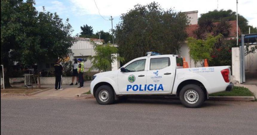 Detuvieron a un policiacutea en Pico que le roboacute el arma a un compantildeero