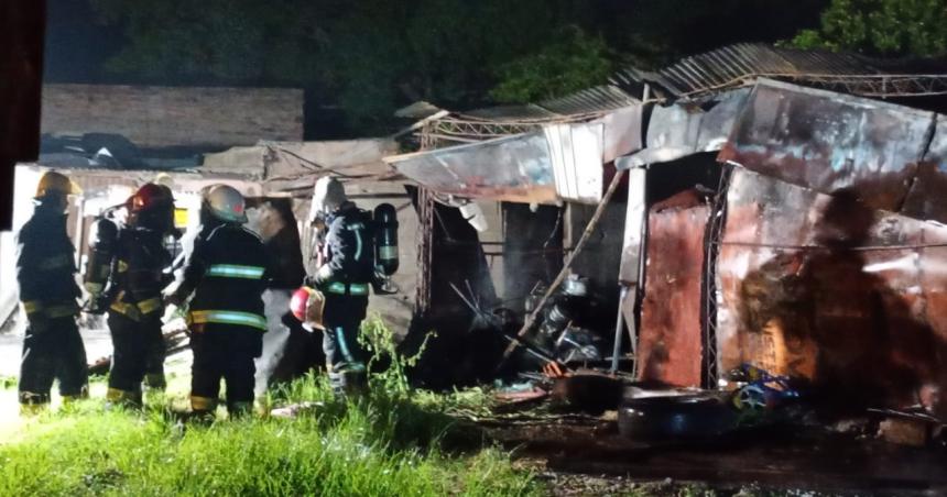 Otro incendio en Pico destruyoacute un galpoacuten- evacuaron vecinos