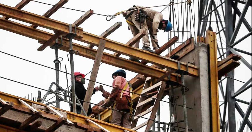 La UOCRA acordoacute un aumento salarial para un trimestre dentro de los paraacutemetros del Gobierno