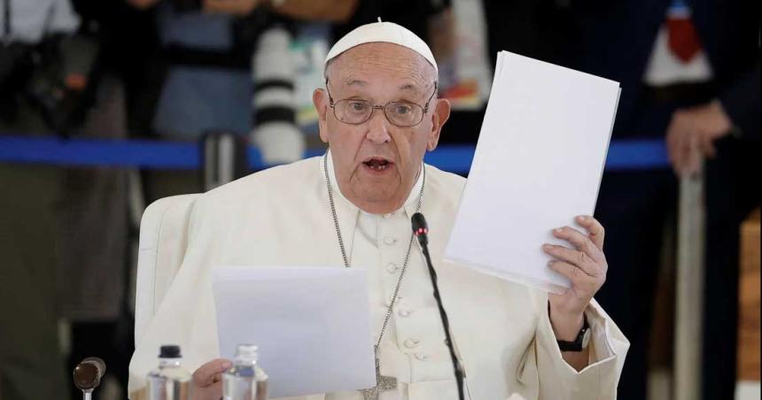 El estado del Papa sigue siendo criacutetico pero estable informoacute el Vaticano