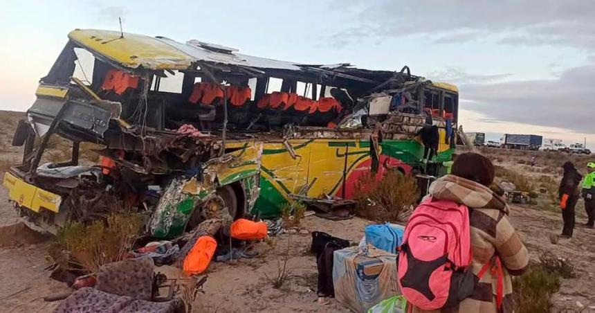 Dos autobuses chocaron en Bolivia y dejaron al menos 37 muertos y decenas de heridos