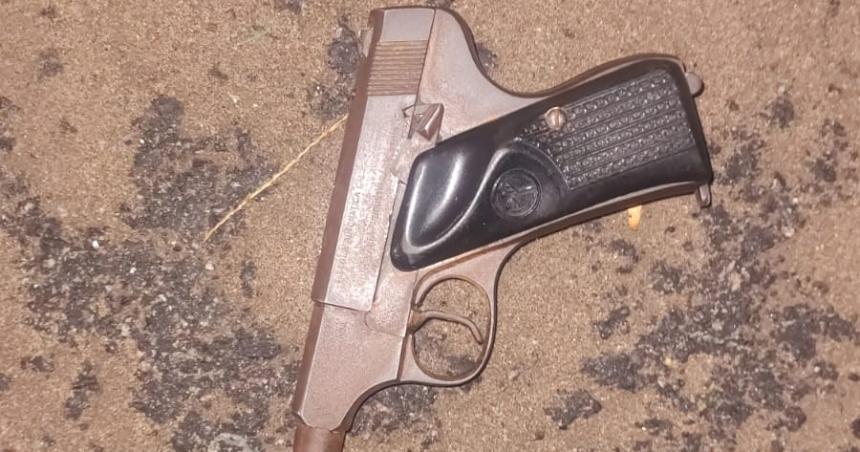 Detienen a dos joacutevenes armados en la viacutea puacuteblica
