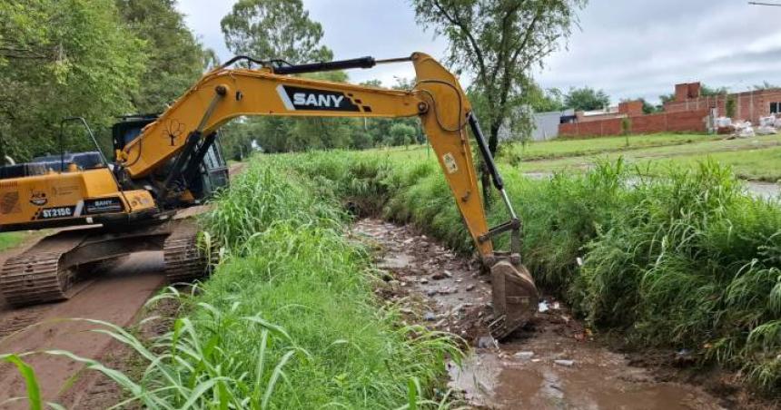 Tras las intensas lluvias el municipio piquense lleva adelante tareas de desagote de calles criacuteticas y de limpieza de alcantarillas