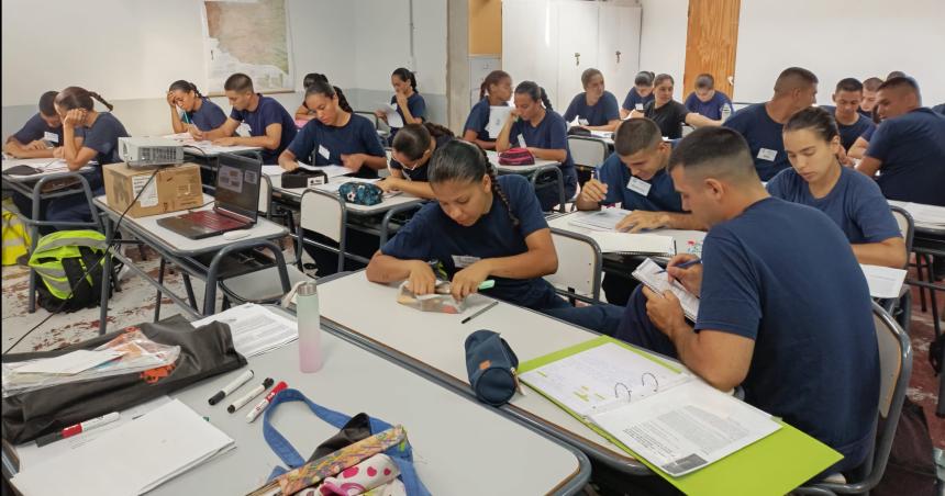 Aspirantes se familiarizan con la vida policial en el periacuteodo de ambientacioacuten