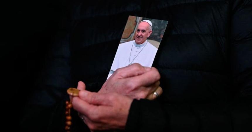 El papa Francisco dejoacute la habitacioacuten donde estaacute internado para ir a la capilla del hospital Gemelli