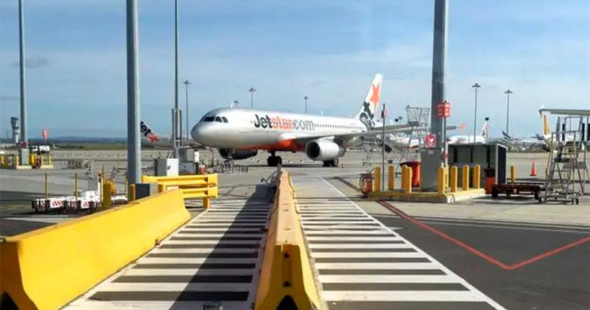 Australia- subioacute a un avioacuten con una escopeta y los pasajeros lo enfrentaron