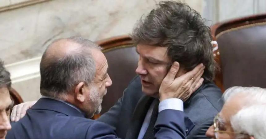 Cayoacute la imagen positiva del Presidente Javier Milei