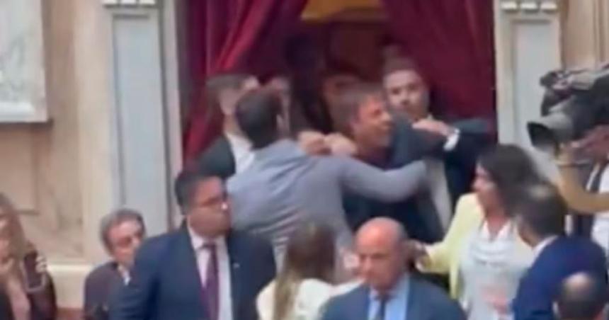 Un diputado de LLA y un aliado se agarraron a trompadas al cierre de la sesioacuten de Diputados