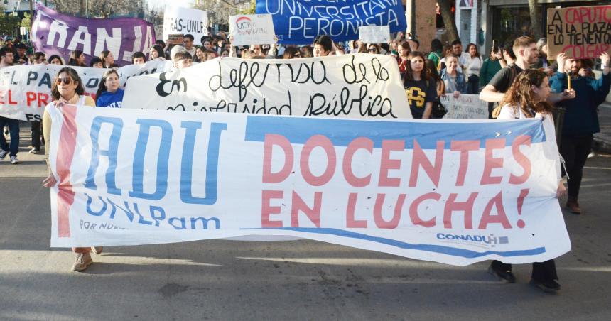 Docentes universitarios de paro lunes y martes