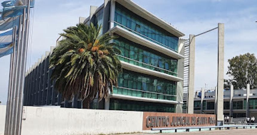 Condenaron a seis antildeos a un hombre que abusoacute de la hija de su pareja