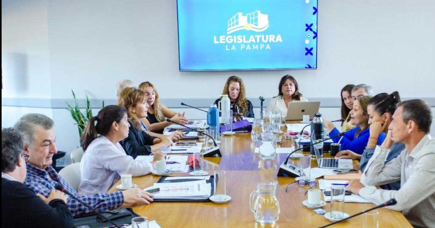Legislatura Pampeana aproboacute varios proyectos en comisiones y reconocioacute a talentos locales